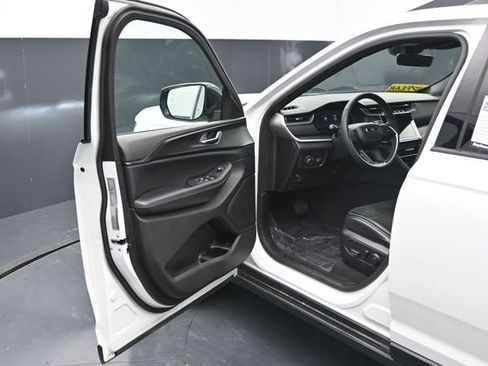 Used 2025 Jeep Grand Cherokee Altitude AWD/4WD image 12