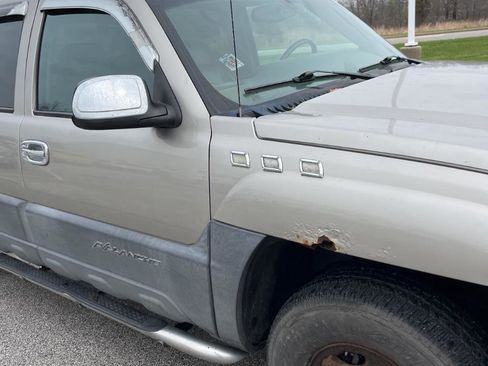 Used 2003 Chevrolet Avalanche 4x4 w/ Suspension Package, Off-Road image 4