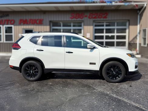 Used 2017 Nissan Rogue SV AWD/4WD image 1