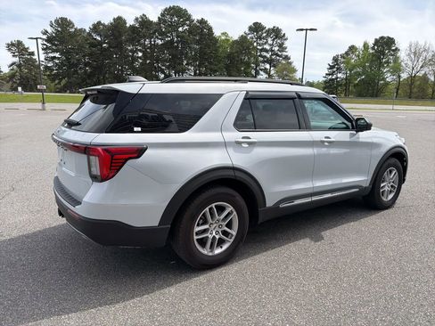 Used 2025 Ford Explorer Active w/ Active Comfort Package image 8