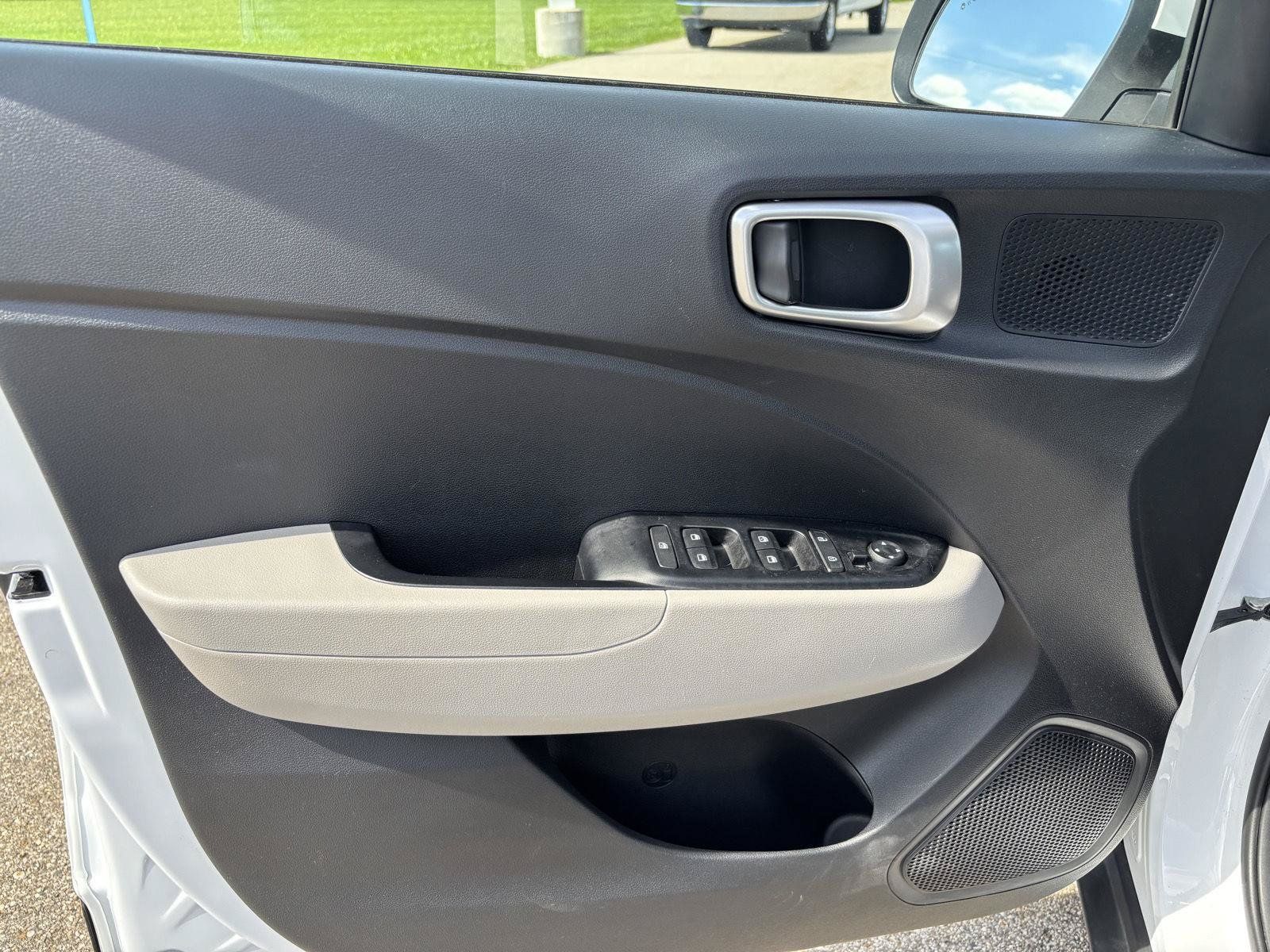 Used 2025 Hyundai Venue SEL FWD image 12