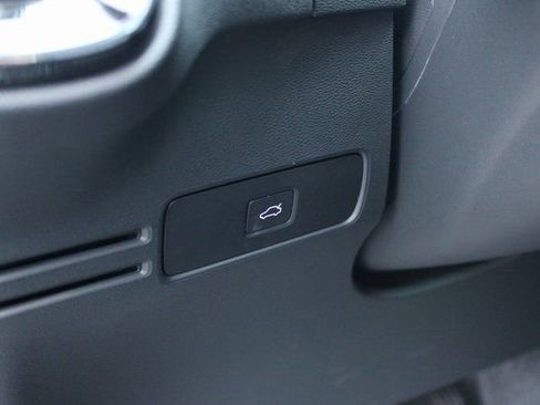 Used 2025 Volvo XC40 B5 Plus image 16