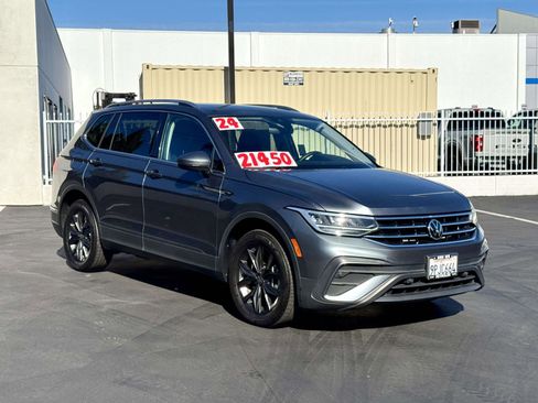 Used 2024 Volkswagen Tiguan SE w/ Panoramic Sunroof Package image 3
