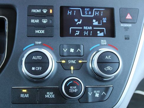 Used 2020 Toyota Sienna XLE w/ XLE Navigation Package image 22