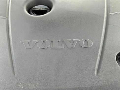 Used 2022 Volvo S60 T8 R-Design image 32