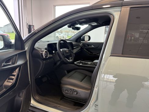 Used 2025 Chevrolet Equinox LT w/ Convenience Package II image 10