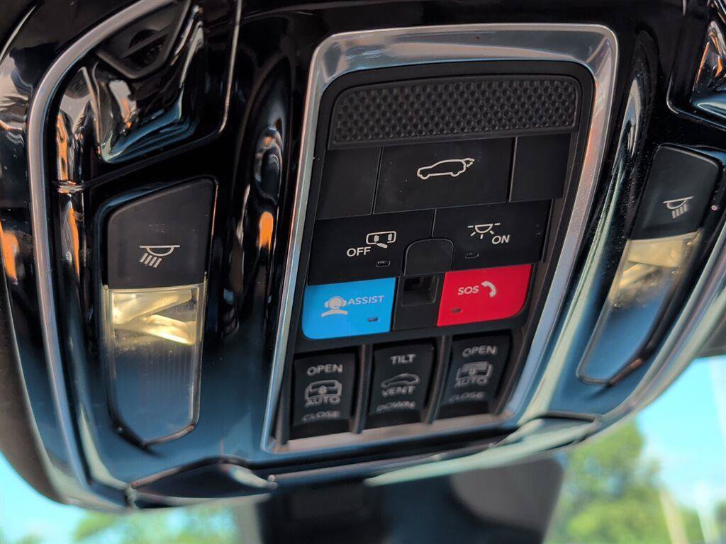 Used 2022 Jeep Grand Wagoneer Series III AWD/4WD image 30