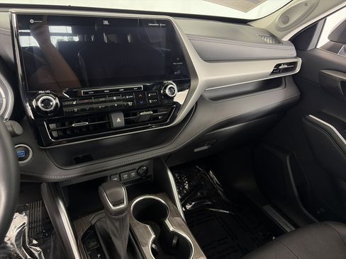 Used 2021 Toyota Highlander Limited AWD/4WD image 4