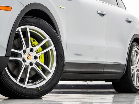 Used 2023 Porsche Cayenne w/ Premium Package AWD/4WD image 3