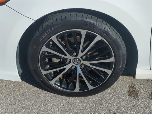 Used 2018 Toyota Camry SE image 12