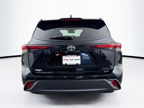 Certified 2025 Toyota Highlander XLE FWD image 12