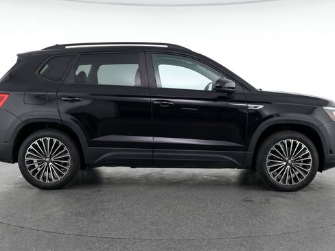 Used 2025 Volkswagen Taos SE image 11