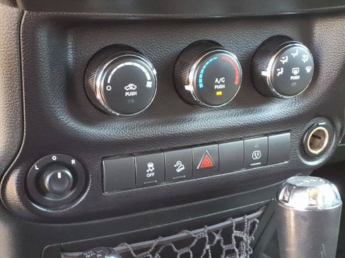 Used 2017 Jeep Wrangler Unlimited Rubicon w/ Connectivity Group AWD/4WD image 7
