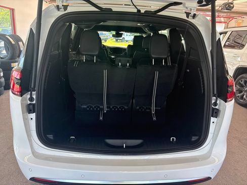 New 2027 Chrysler Pacifica Select AWD/4WD image 21