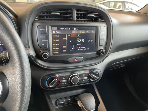 Used 2025 Kia Soul LX w/ LX Technology Package FWD image 17