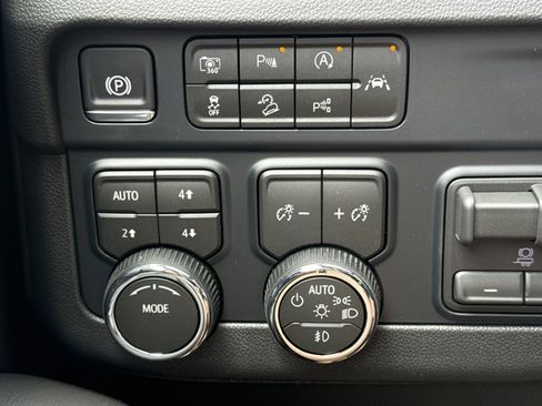 New 2026 Chevrolet Suburban Premier AWD/4WD image 26