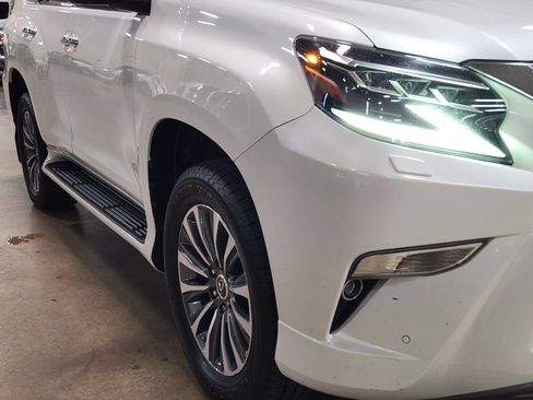 Used 2023 Lexus GX 460 Luxury w/ Accessory Package AWD/4WD image 12