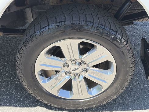 Used 2019 Ford F150 Lariat w/ Equipment Group 502A Luxury AWD/4WD image 9