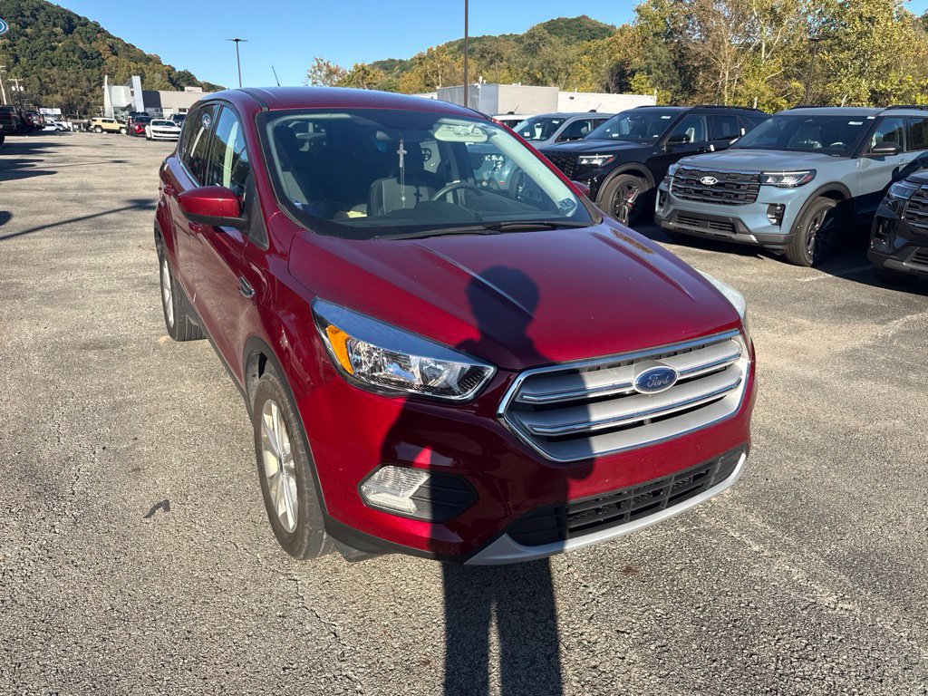 Used 2017 Ford Escape SE w/ SE Cold Weather Package AWD/4WD image 1