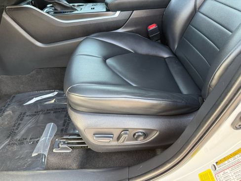 Used 2023 Toyota Highlander XLE FWD image 13