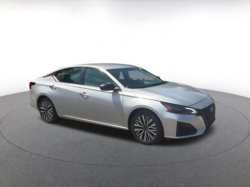Used 2025 Nissan Altima 2.5 SV FWD image 2