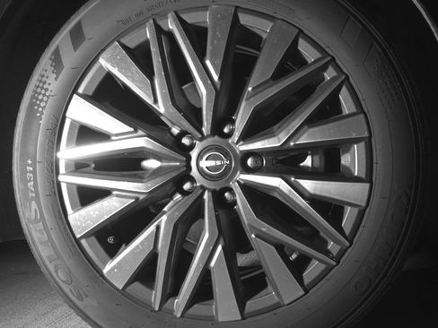 Used 2025 Nissan Altima 2.5 SV FWD image 13