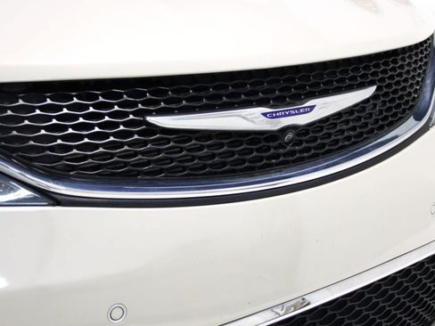 Used 2019 Chrysler Pacifica Limited w/ Tire & Wheel Group FWD image 25