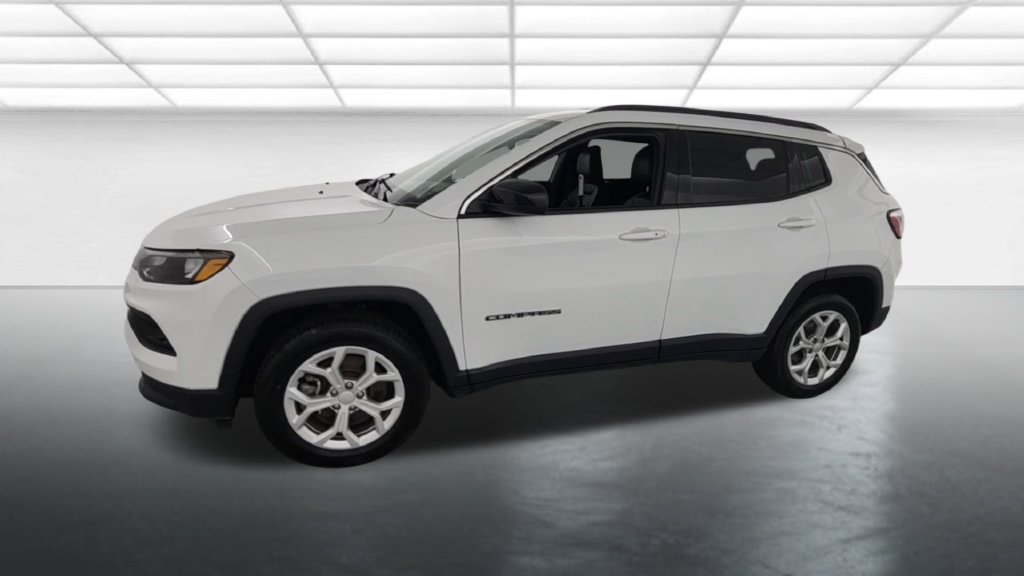 Used 2024 Jeep Compass Latitude AWD/4WD image 3