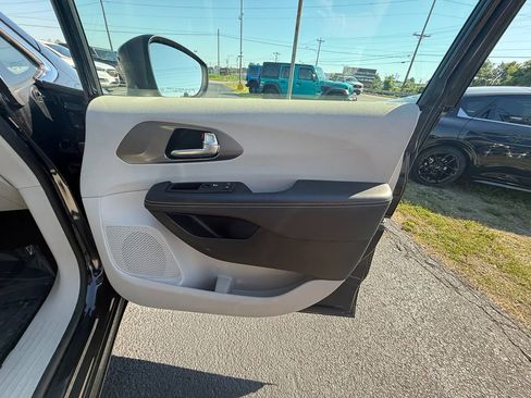 Used 2023 Chrysler Pacifica Touring-L FWD image 22