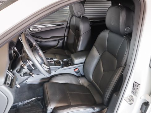 Certified 2026 Porsche Macan AWD/4WD image 5