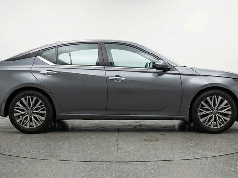 Used 2025 Nissan Altima 2.5 SV image 11