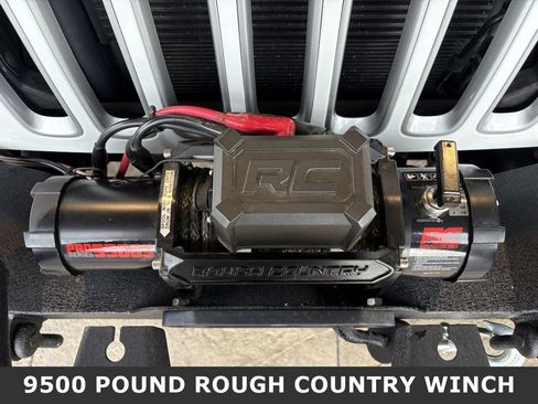 Used 2018 Jeep Wrangler Unlimited Sahara w/ Connectivity Group AWD/4WD image 13