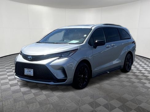Used 2025 Toyota Sienna XSE AWD/4WD image 3
