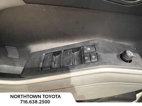 Used 2023 Toyota Highlander XLE image 18