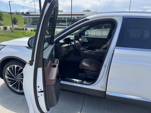 Used 2025 Lincoln Aviator Reserve w/ Equipment Group 201A AWD/4WD image 5