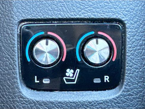 Used 2018 Toyota Avalon Limited image 24