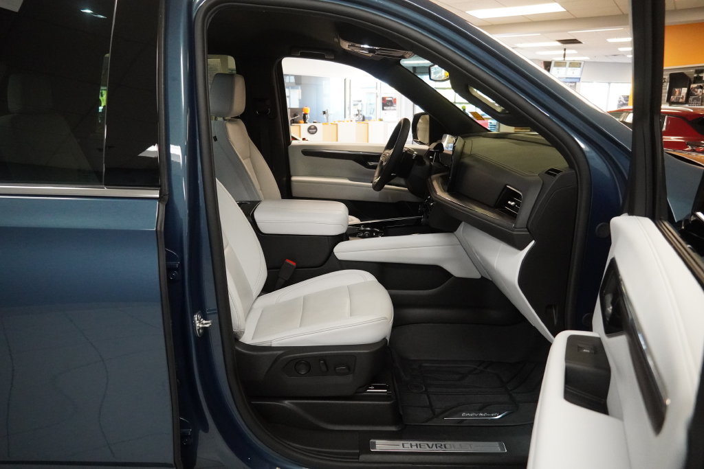 Used 2025 Chevrolet Tahoe Premier AWD/4WD image 12