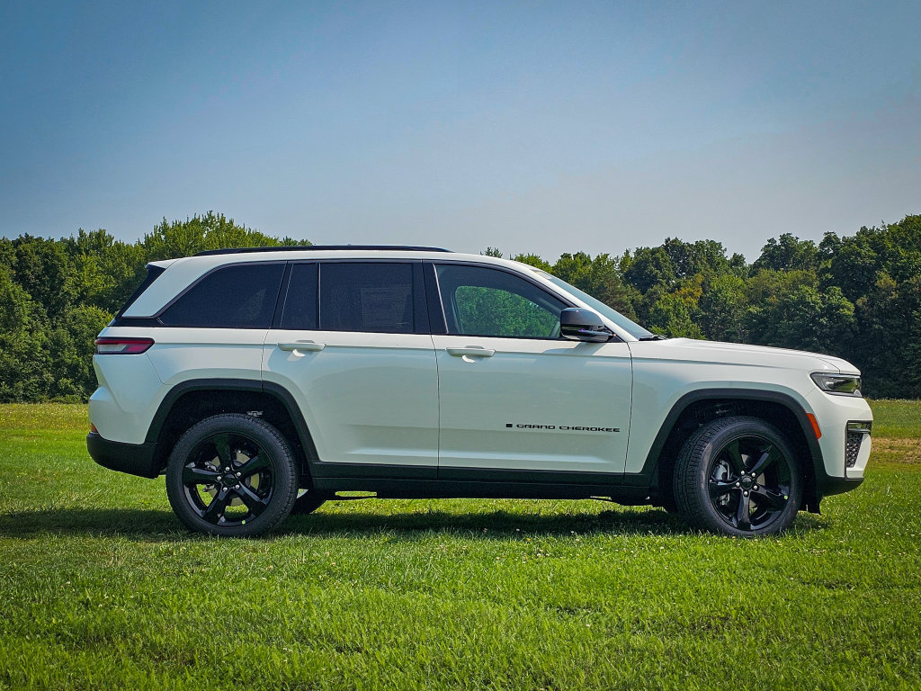 New 2026 Jeep Grand Cherokee Limited AWD/4WD image 2