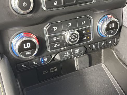 Used 2024 GMC Yukon SLT RWD image 19