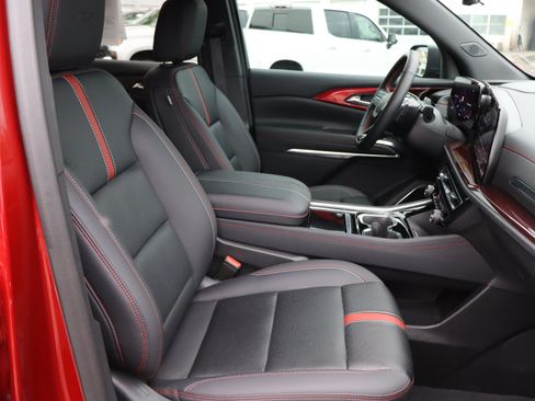 Used 2024 Chevrolet Traverse RS FWD image 39