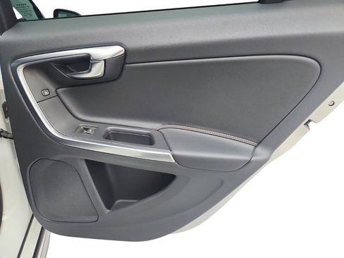 Used 2016 Volvo V60 T5 Cross Country image 28