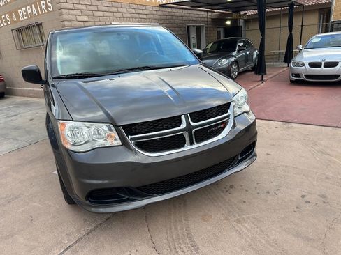Used 2018 Dodge Grand Caravan SE w/ UConnect Hands-Free Group FWD image 3