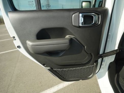 New 2025 Jeep Gladiator Sport image 15