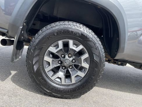 Used 2018 Toyota Tacoma TRD Off-Road w/ Technology Package AWD/4WD image 12