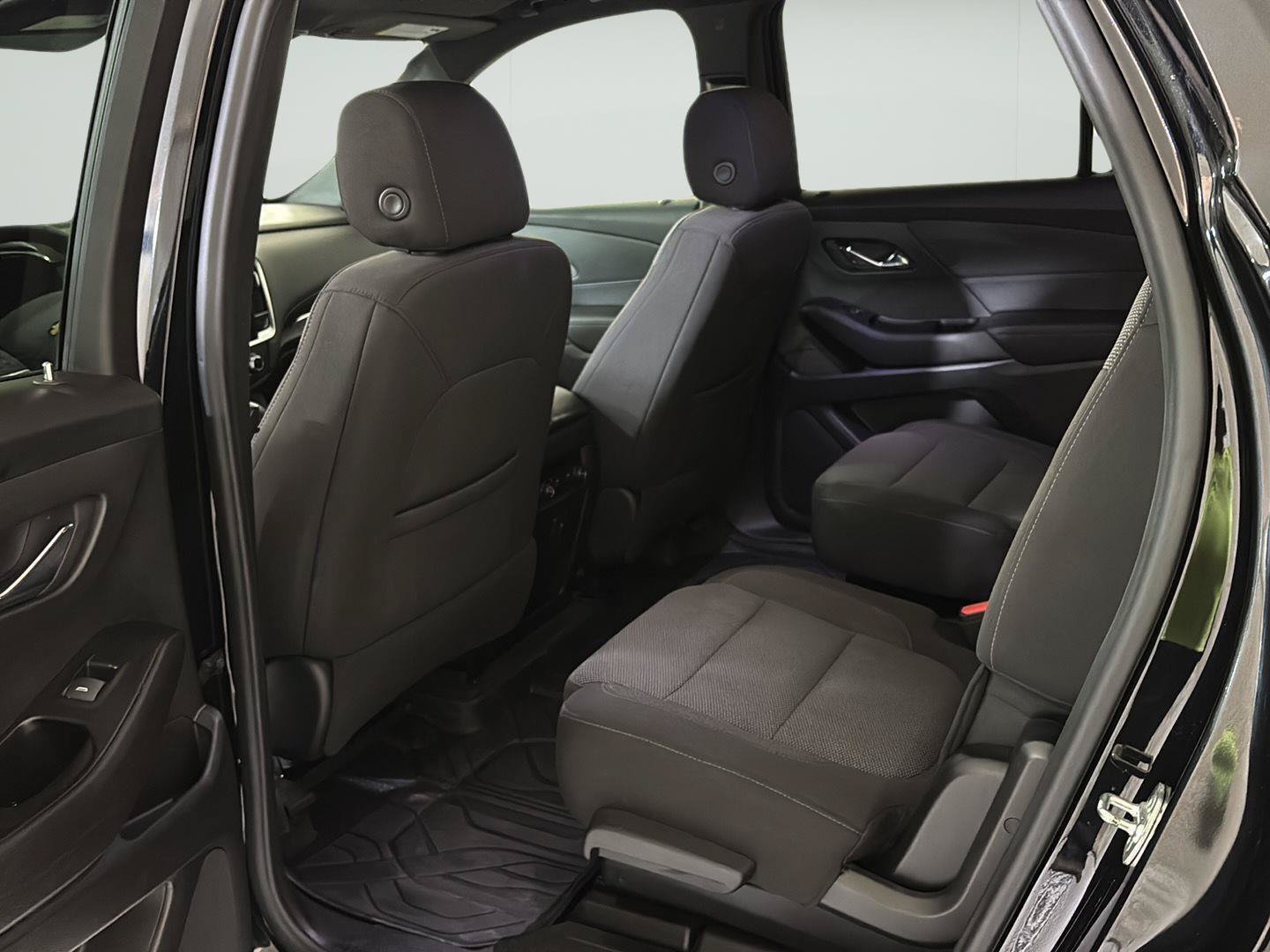 Used 2023 Chevrolet Traverse LT FWD image 16