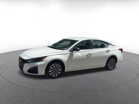 Used 2025 Nissan Altima 2.5 SV FWD image 8