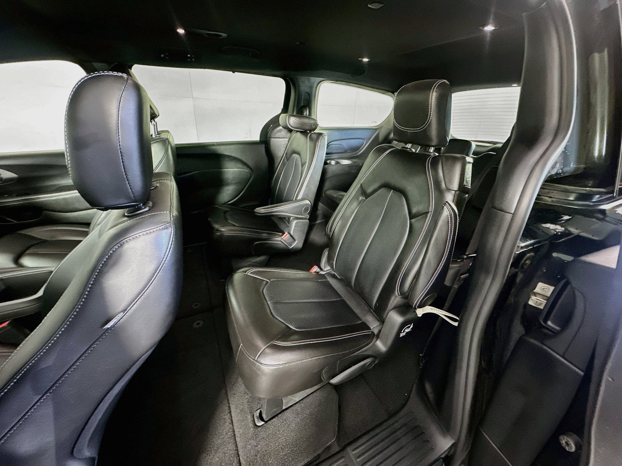 Used 2025 Chrysler Pacifica Select FWD image 27