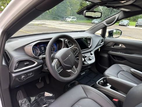 Used 2026 Chrysler Pacifica Select AWD/4WD image 18