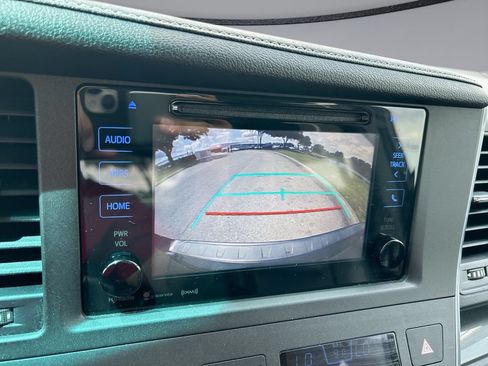 Used 2016 Toyota Sienna SE FWD image 23