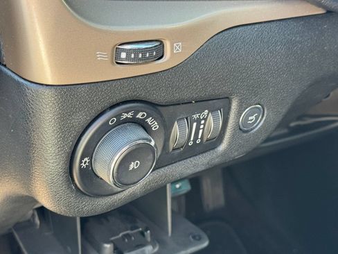 Used 2015 Jeep Cherokee Latitude w/ Comfort/Convenience Group FWD image 23